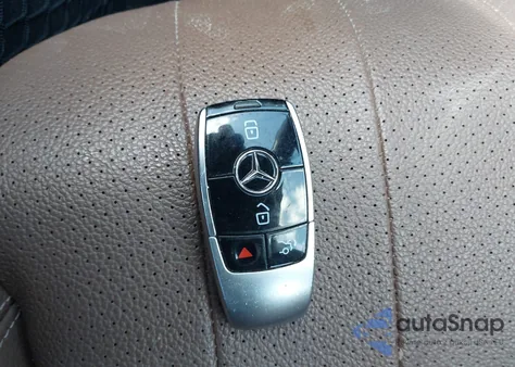 2018 Mercedes-Benz E 300 4Matic z USA, uszkodzony, nr VIN WDDZF4KB7JA432582